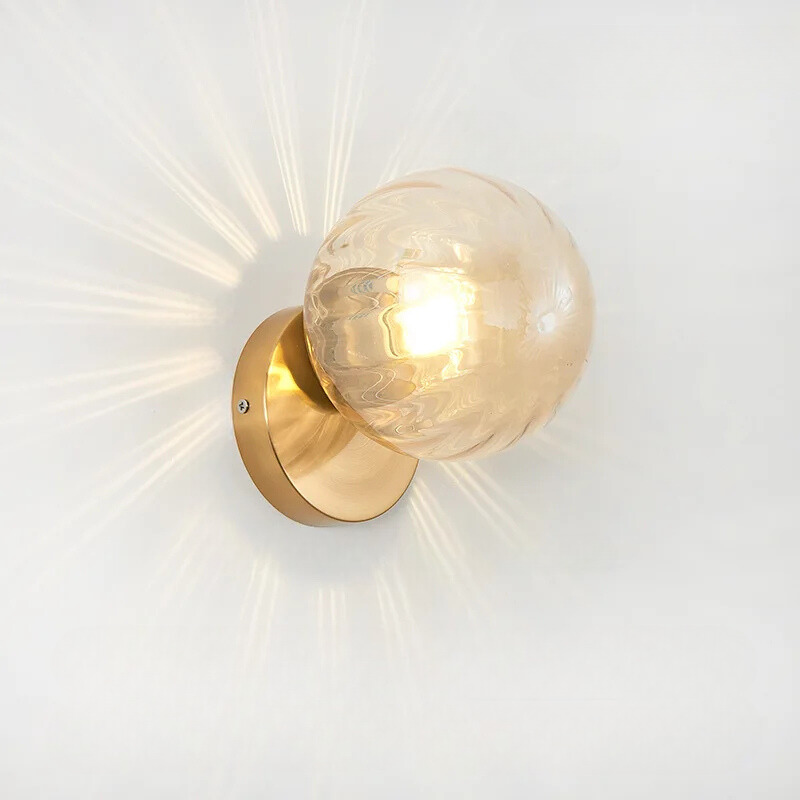 LuxeGlow - Stilfullt Gull Vegglampe med Glassball Skanto