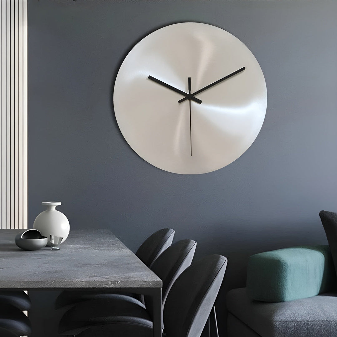 Veggur i skandinavisk industriell design – Sølv rund klokke | Moderne hjemmeeier for stue | Skanto