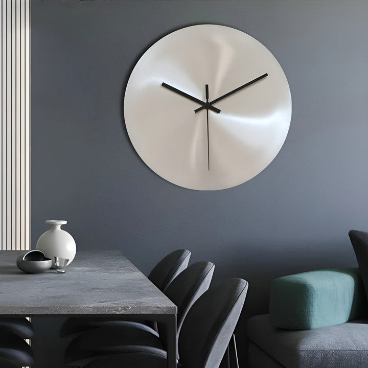 Veggur i skandinavisk industriell design – Sølv rund klokke | Moderne hjemmeeier for stue | Skanto