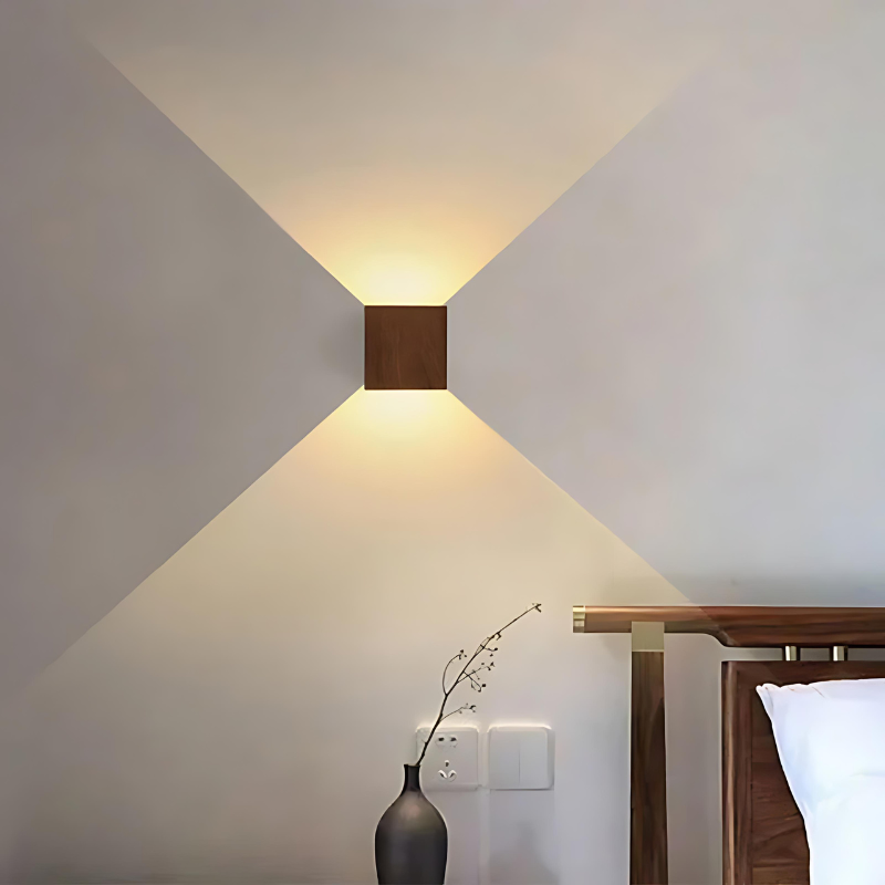 Skanto | NordiLume | Skandinavisk firkantet trevegglampe