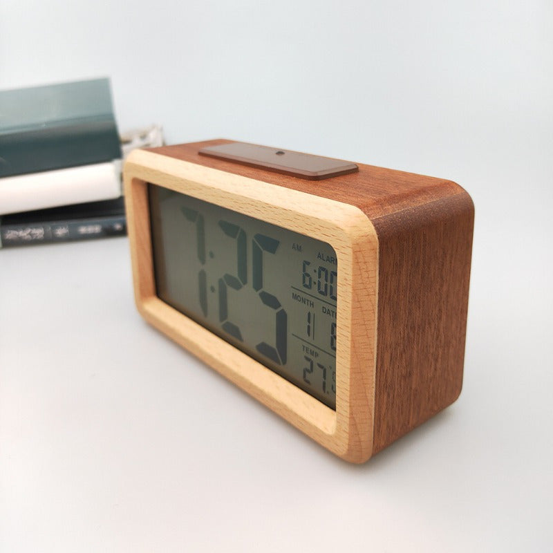 Elegant tre alarmklok med kalender og temperaturdisplay | Skanto