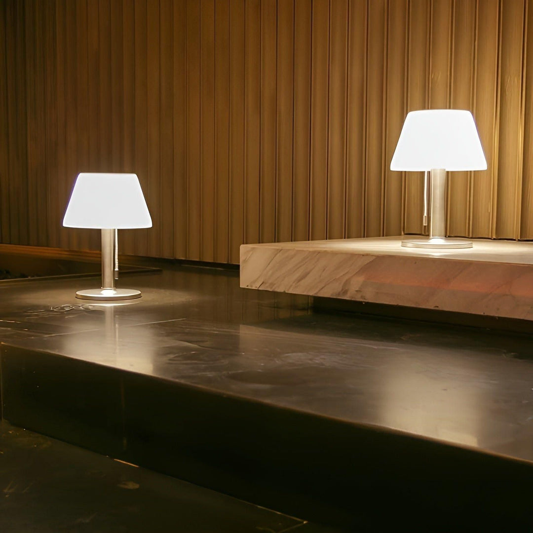 Elegant solid bordlampe for utendørs sjarm Skanto