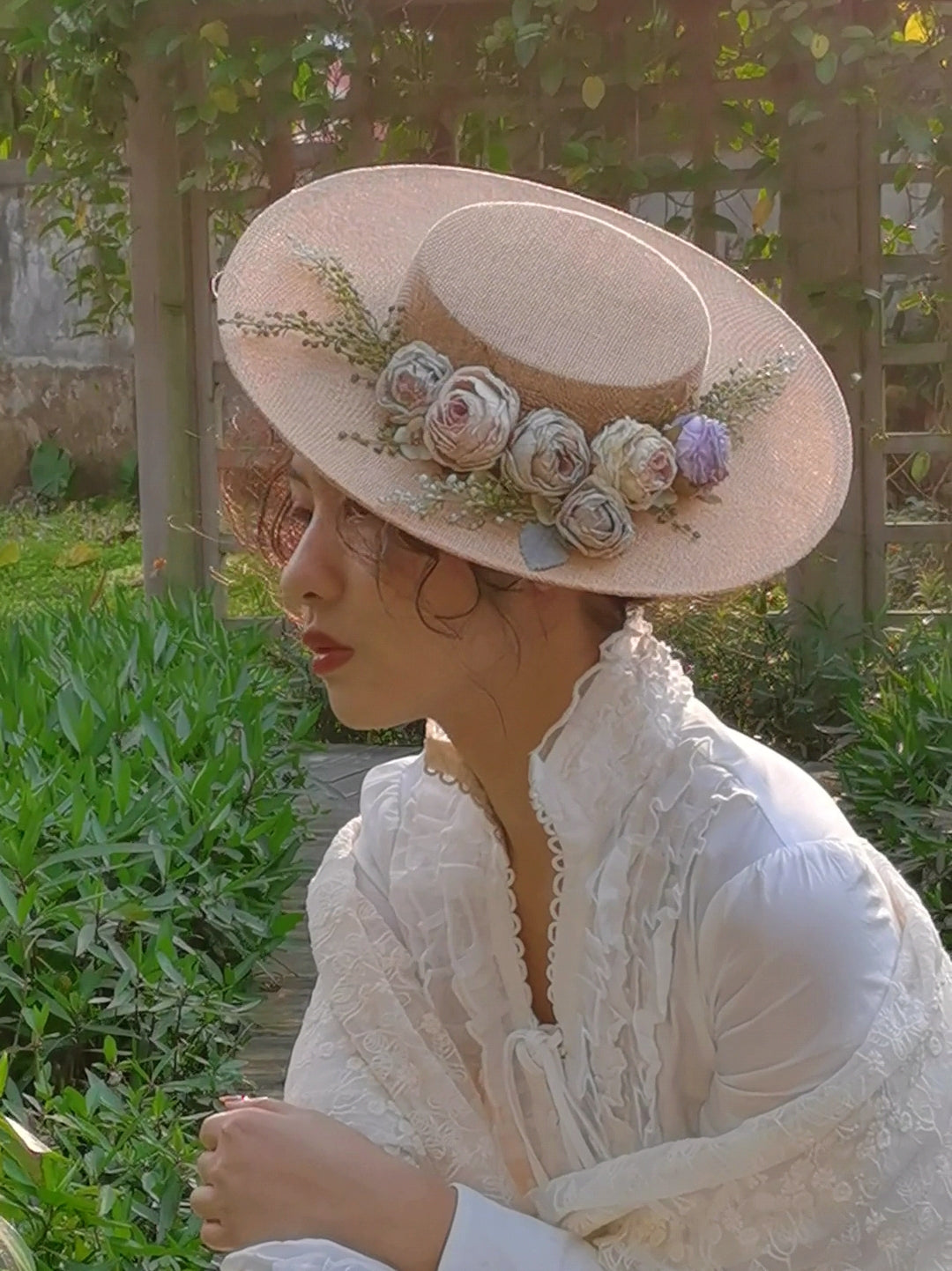Skanto | Håndlaget fransk hatt, retro og elegant hul blomst skogstil flat hatt