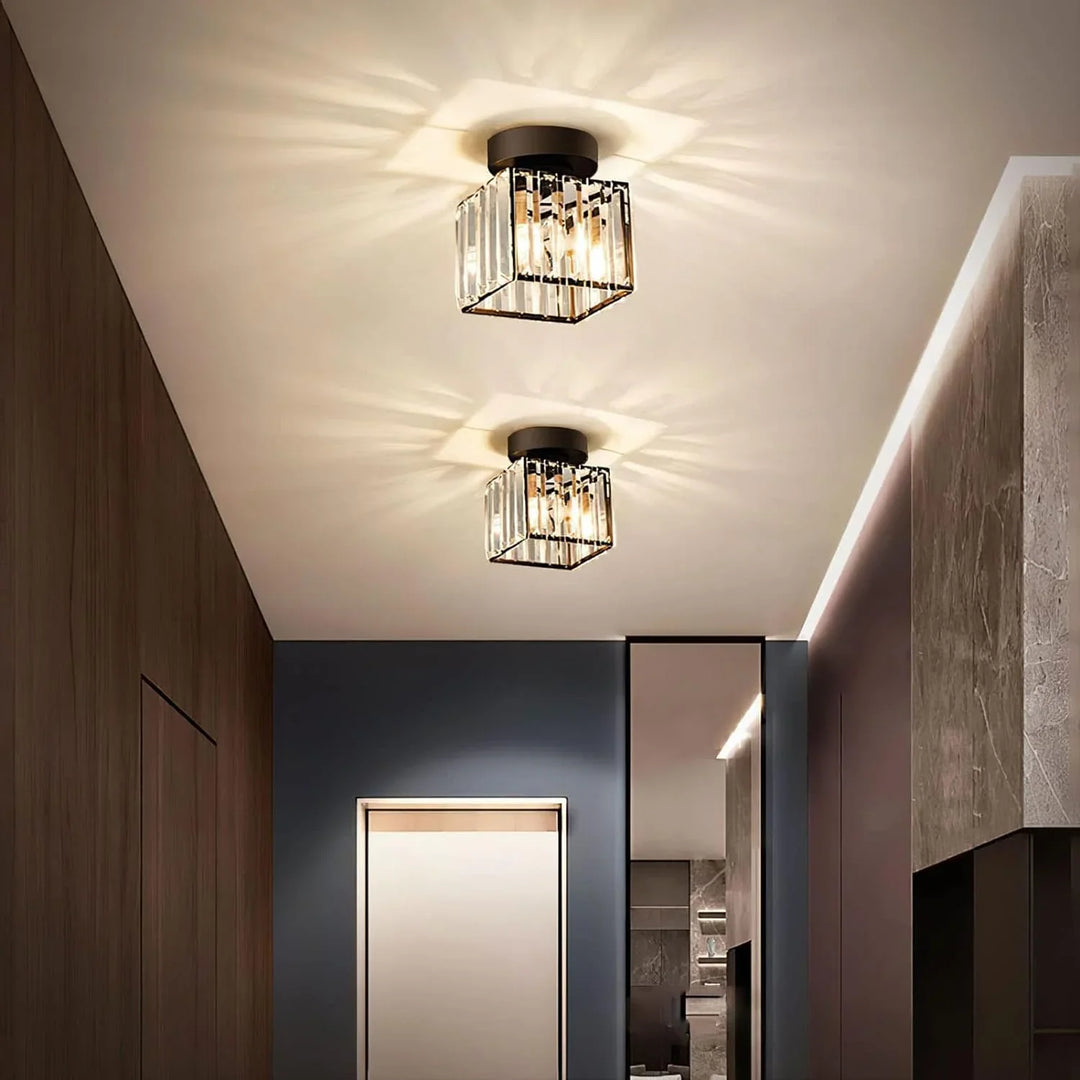 Skanto | Moderne Krystal Taklampe med Gull- og Svart Detaljer – Stilfull Belysning for Hjemmet Ditt