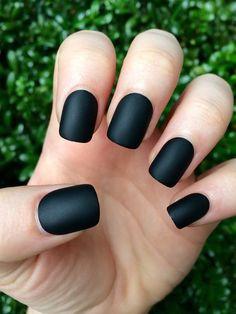 Midnight Matte Black Neglelakk | Skanto