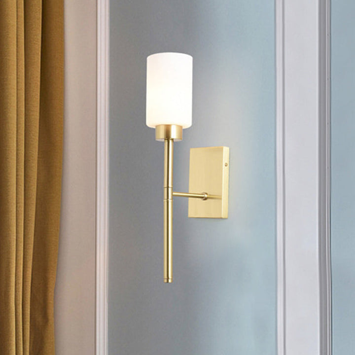 Opal Glass Tube Sconce Modernist 1 Pære Veggbelysning Armatur i Messing med Metall Blyantarm | Skanto