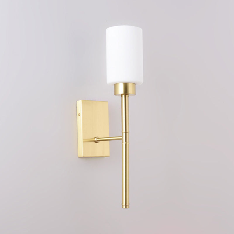 Opal Glass Tube Sconce Modernist 1 Pære Veggbelysning Armatur i Messing med Metall Blyantarm | Skanto