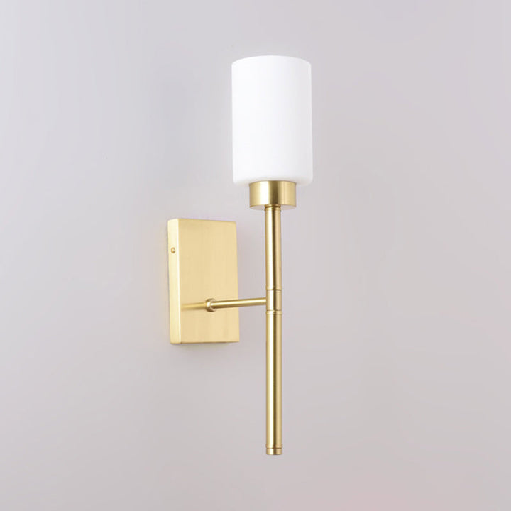 Opal Glass Tube Sconce Modernist 1 Pære Veggbelysning Armatur i Messing med Metall Blyantarm | Skanto