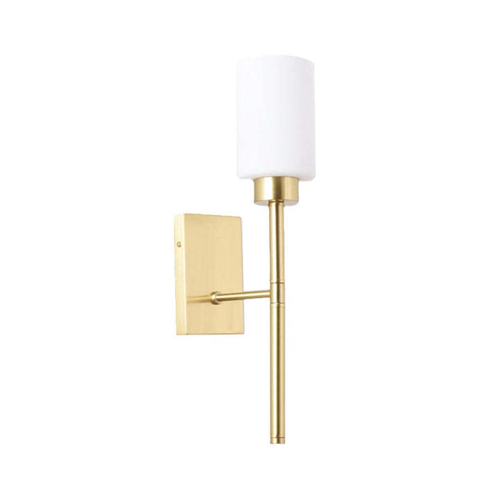 Opal Glass Tube Sconce Modernist 1 Pære Veggbelysning Armatur i Messing med Metall Blyantarm | Skanto