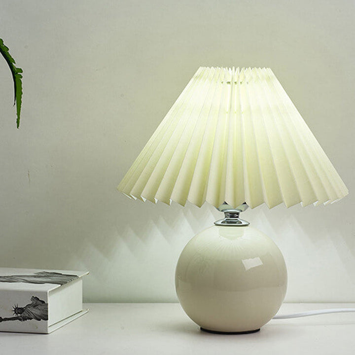 Skanto | Nordisk minimalistisk 1-lampe bordlampe laget av keramikk med folder