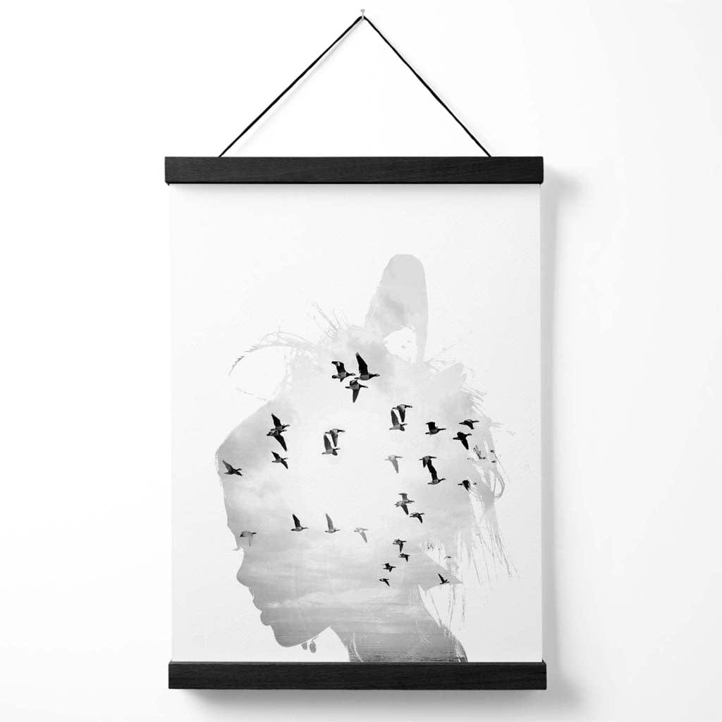 Abstrakt moteplakat med jente og måker (svart-hvitt-bilde) inkludert oppheng
