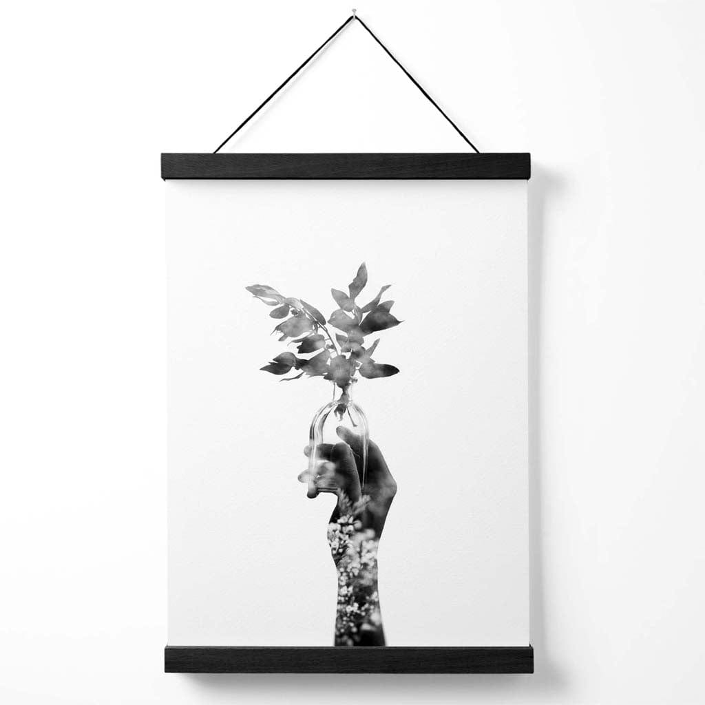 Abstrakt moteplakat med hånd- og skogmotiv i svart-hvitt, inkludert oppheng.