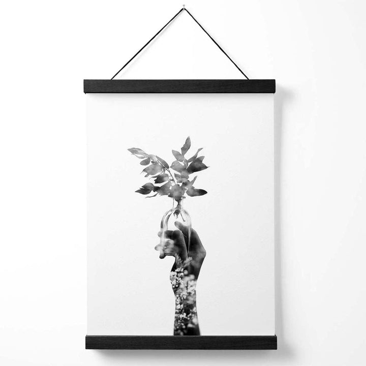 Abstrakt moteplakat med hånd- og skogmotiv i svart-hvitt, inkludert oppheng.