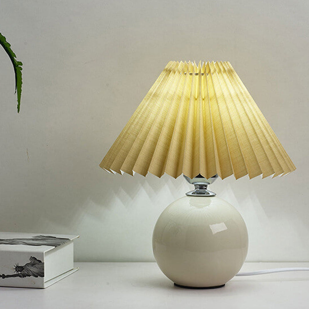 Skanto | Nordisk minimalistisk 1-lampe bordlampe laget av keramikk med folder