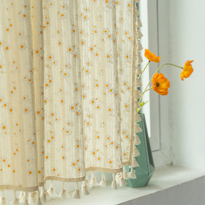 Beige Daisy Pattern Tier Gardin i Bomull Lin Stoff | Skanto