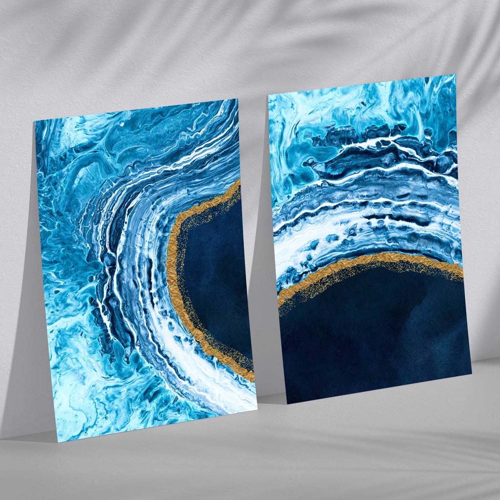 Abstrakt havmotiv i blått og gull, innrammet sett med 2 kunsttrykk med rammer