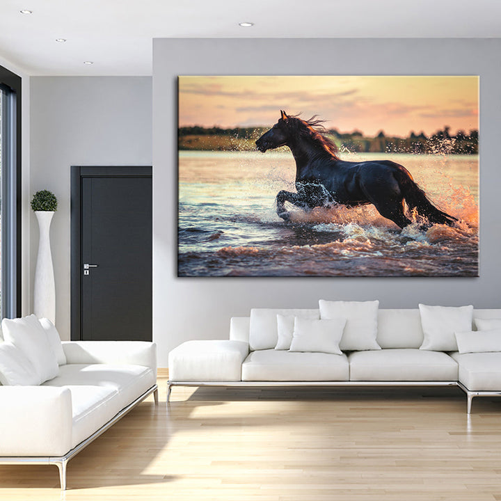 Galopperende hest i vannet – lerretbilde