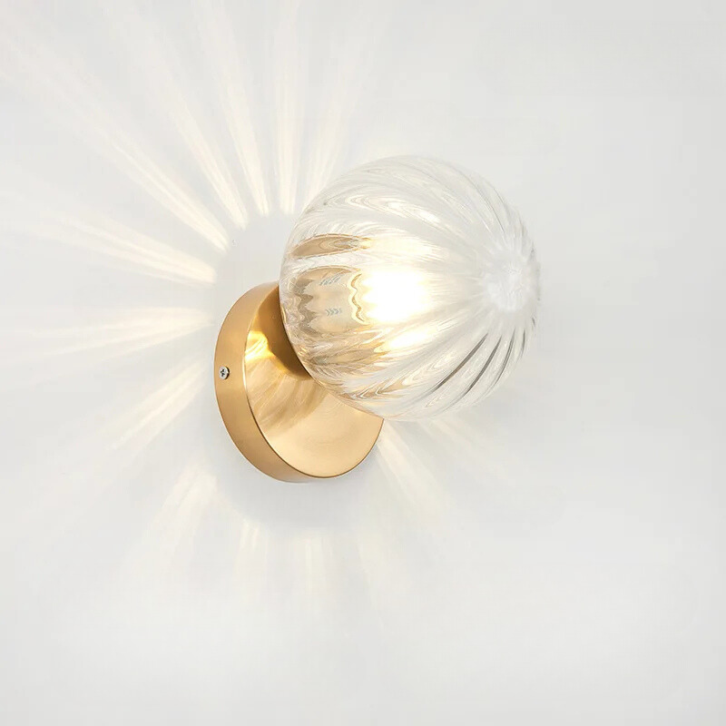 LuxeGlow - Stilfullt Gull Vegglampe med Glassball Skanto