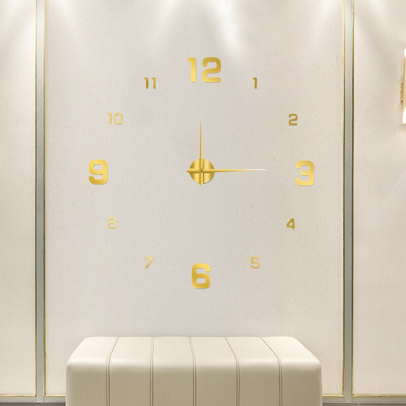 Große Wanduhr im moderne Wohnstil