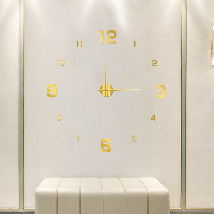 Große Wanduhr im moderne Wohnstil