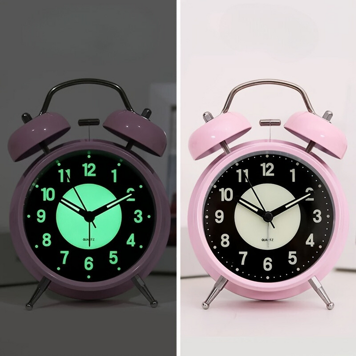 Skanto | LuminousTime - Elegant Metall Vekkerklokke med Mild Belysning for Fredfulle Morgen- og Kvelder