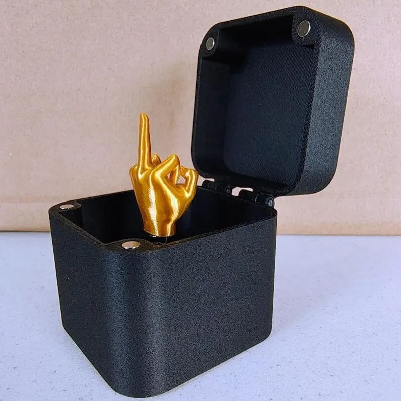 Midt finger i en boks | Skanto
