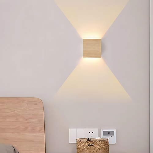 Skanto | NordiLume | Skandinavisk firkantet trevegglampe
