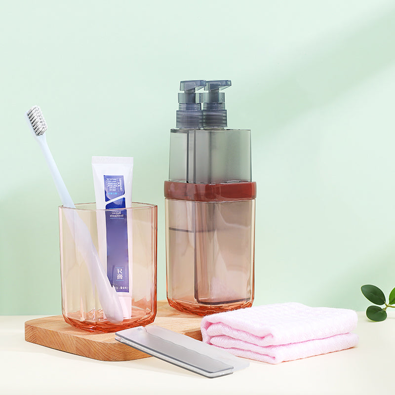 Skanto | 8-i-1 Bærbar Sub-Flaske, med 2 Kopper, 2 Reiseflasker, Myk Tannbørste, Sammenleggbar Kam, Tannkrem & Håndkle