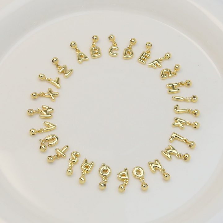 Skanto | Dainty Satellite Bubble Letter Navn Halskjede