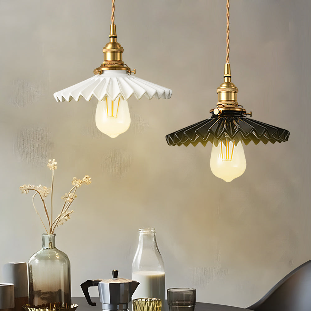 Vintage keramisk pendellampe med plissédesign – messing LED pendellampe for spisestue og stue | Skanto