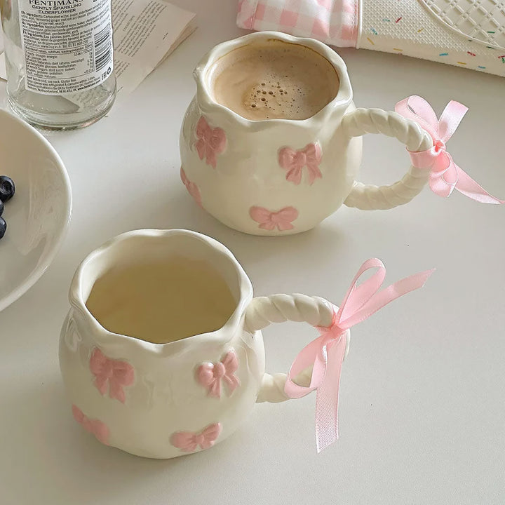 Bånd-pyntet keramisk krus – Håndlaget eleganse for kaffe- og teelskere | Skanto