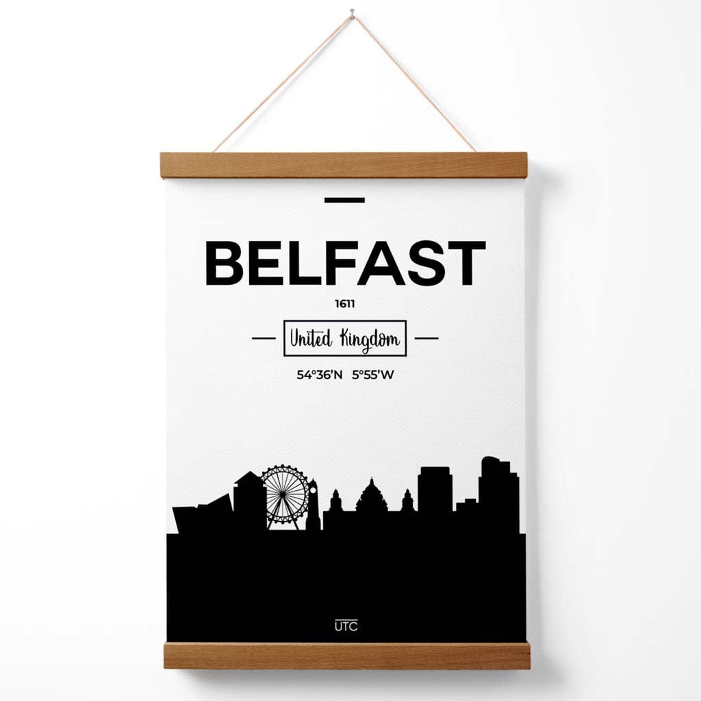 Svart-hvitt plakat av Belfasts skyline med oppheng