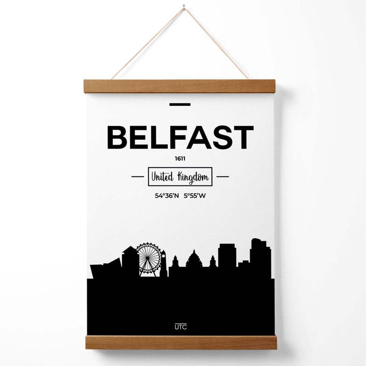 Svart-hvitt plakat av Belfasts skyline med oppheng