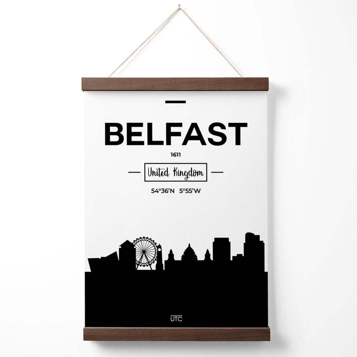 Svart-hvitt plakat av Belfasts skyline med oppheng