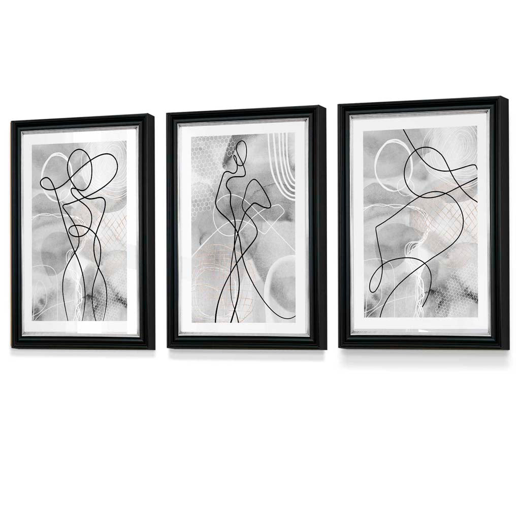 Abstrakt sett med 3 innrammede kunsttrykk med motiver fra moteverdenen i svart og grått.