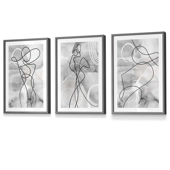 Abstrakt sett med 3 innrammede kunsttrykk med motiver fra moteverdenen i svart og grått.