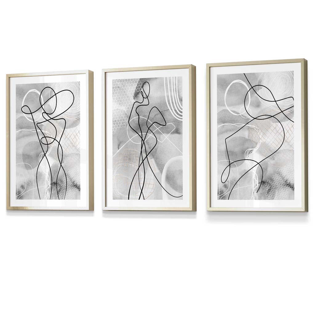 Abstrakt sett med 3 innrammede kunsttrykk med motiver fra moteverdenen i svart og grått.