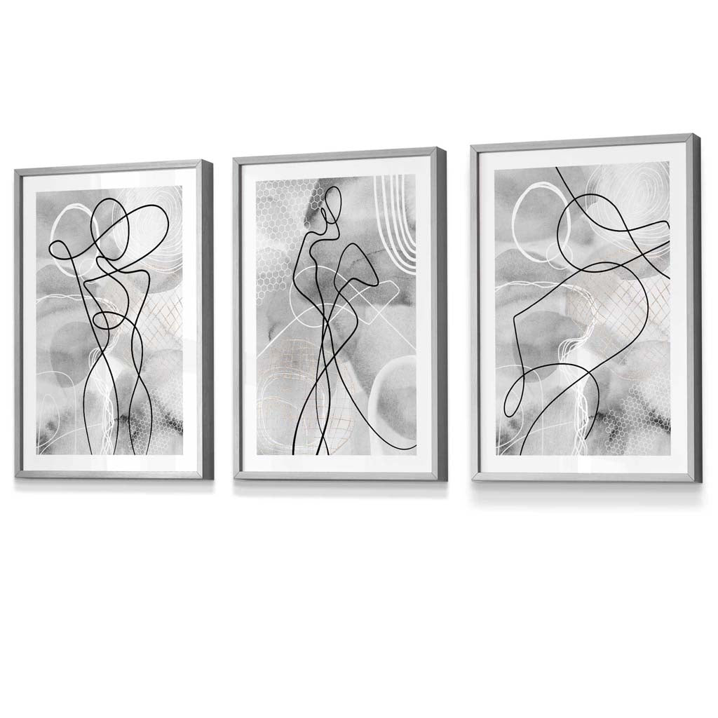 Abstrakt sett med 3 innrammede kunsttrykk med motiver fra moteverdenen i svart og grått.