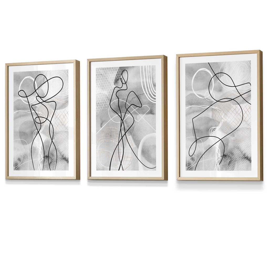 Abstrakt sett med 3 innrammede kunsttrykk med motiver fra moteverdenen i svart og grått.