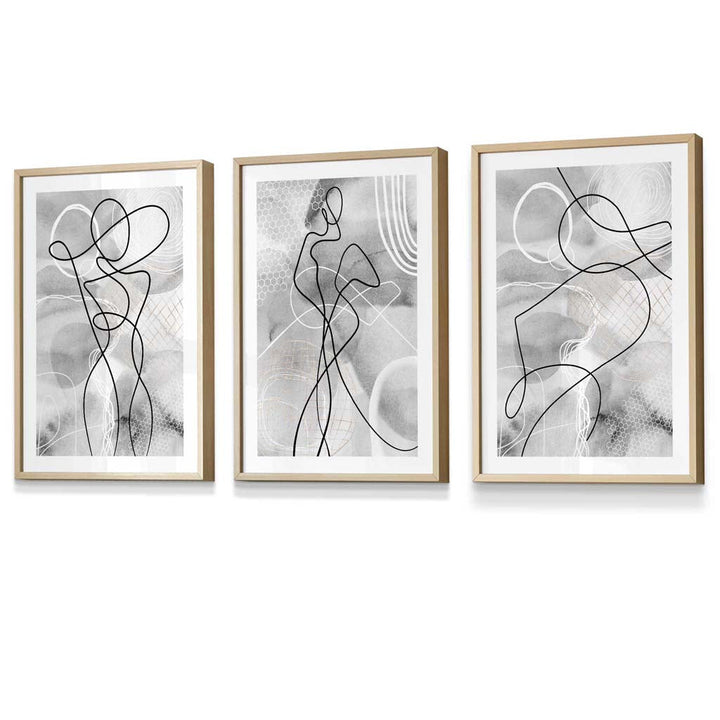 Abstrakt sett med 3 innrammede kunsttrykk med motiver fra moteverdenen i svart og grått.