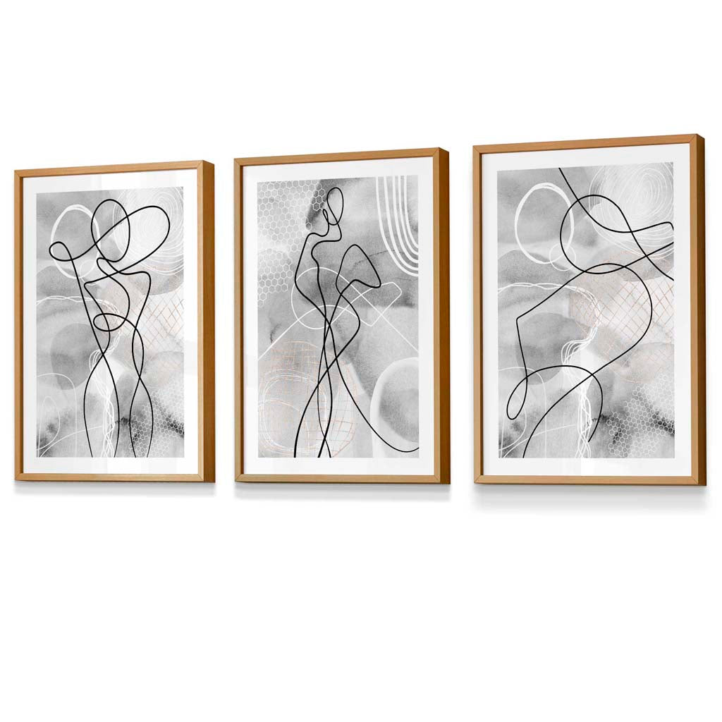 Abstrakt sett med 3 innrammede kunsttrykk med motiver fra moteverdenen i svart og grått.