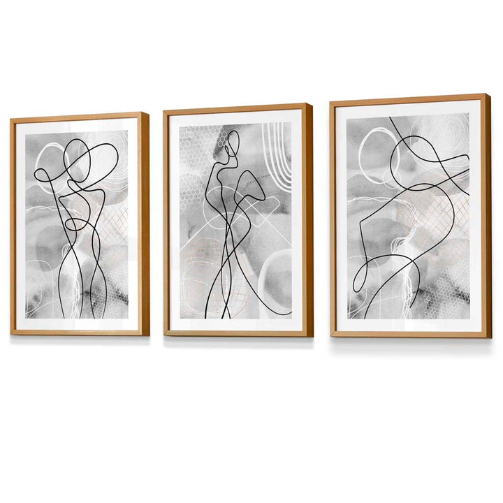 Abstrakt sett med 3 innrammede kunsttrykk med motiver fra moteverdenen i svart og grått.