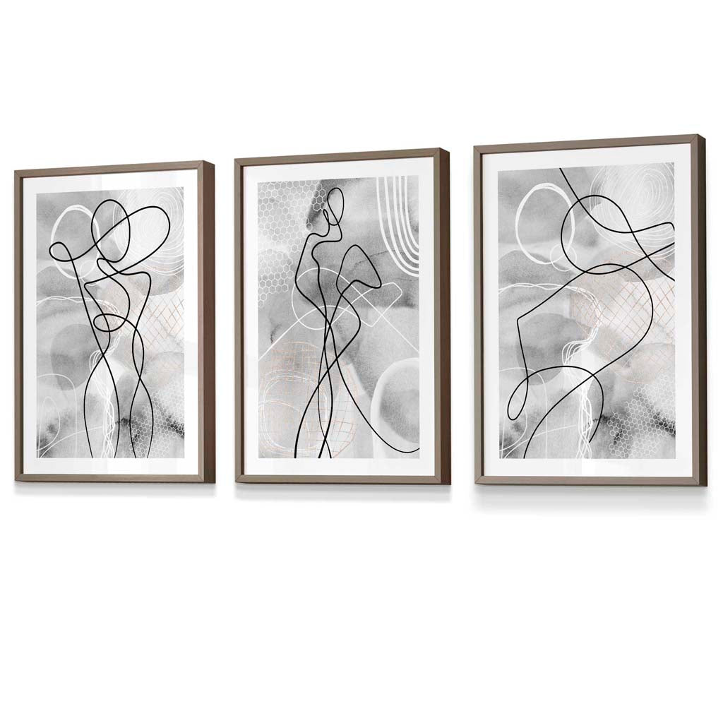 Abstrakt sett med 3 innrammede kunsttrykk med motiver fra moteverdenen i svart og grått.