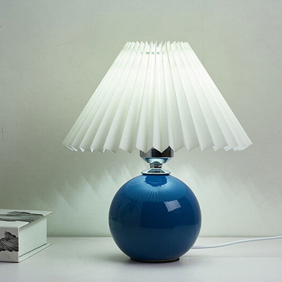 Skanto | Nordisk minimalistisk 1-lampe bordlampe laget av keramikk med folder
