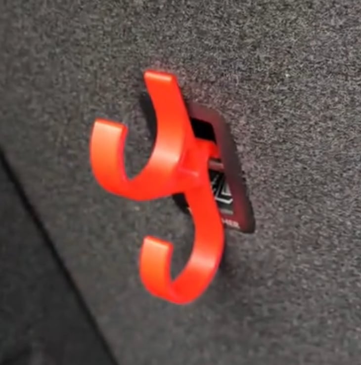 StormGrip — Ingen mer kaos i bilen: Perfekt orden og tørre føtter med et trykk på en knapp! | Skanto