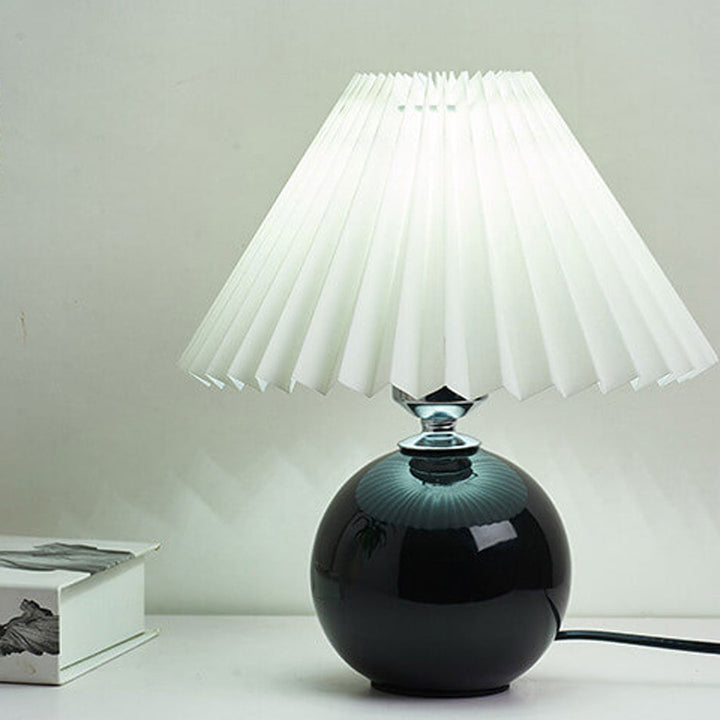 Skanto | Nordisk minimalistisk 1-lampe bordlampe laget av keramikk med folder