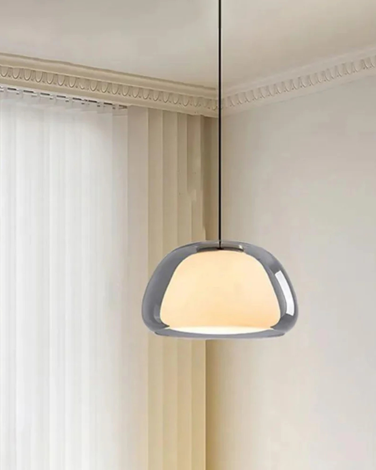 Norvo | Elegant lampe i form av en glasskuppel med krystallaccent