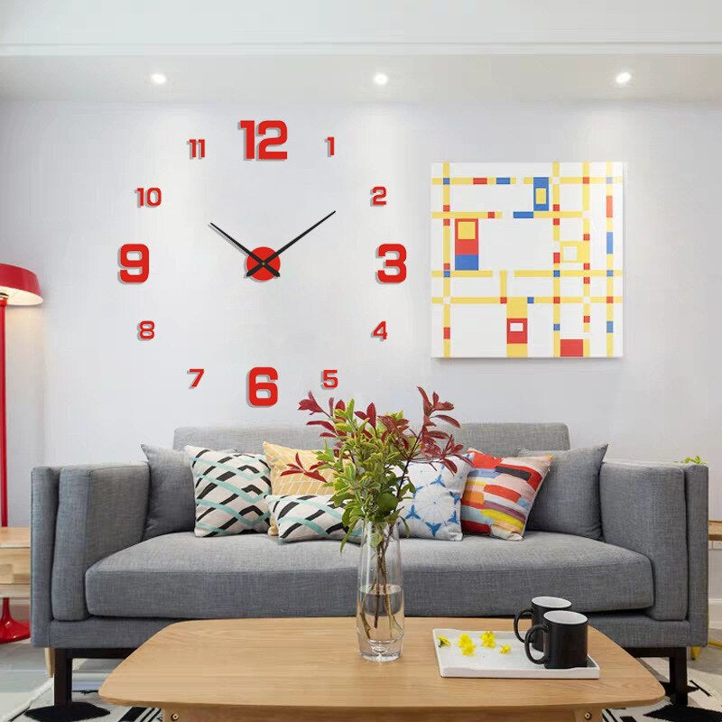 Große Wanduhr im moderne Wohnstil