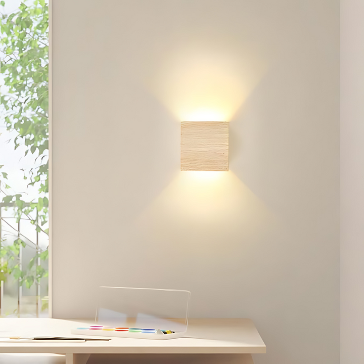 Skanto | NordiLume | Skandinavisk firkantet trevegglampe