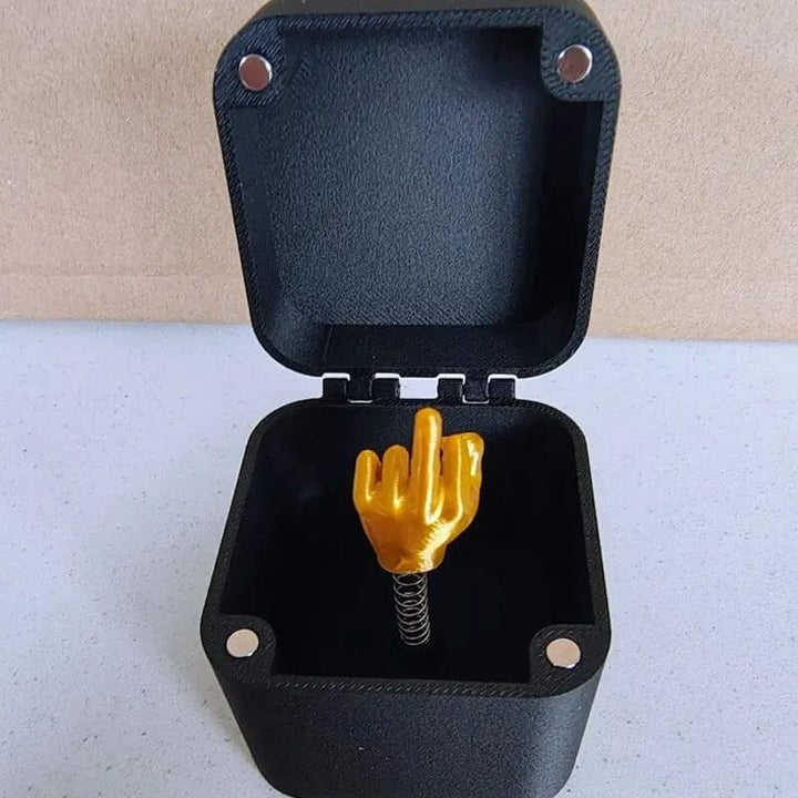 Midt finger i en boks | Skanto